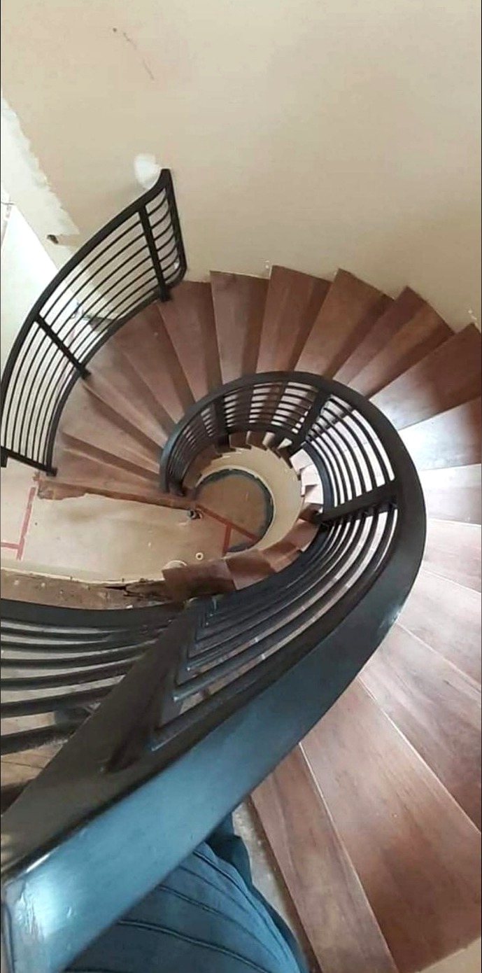 Scară curbată cu balustradă, vedere de sus