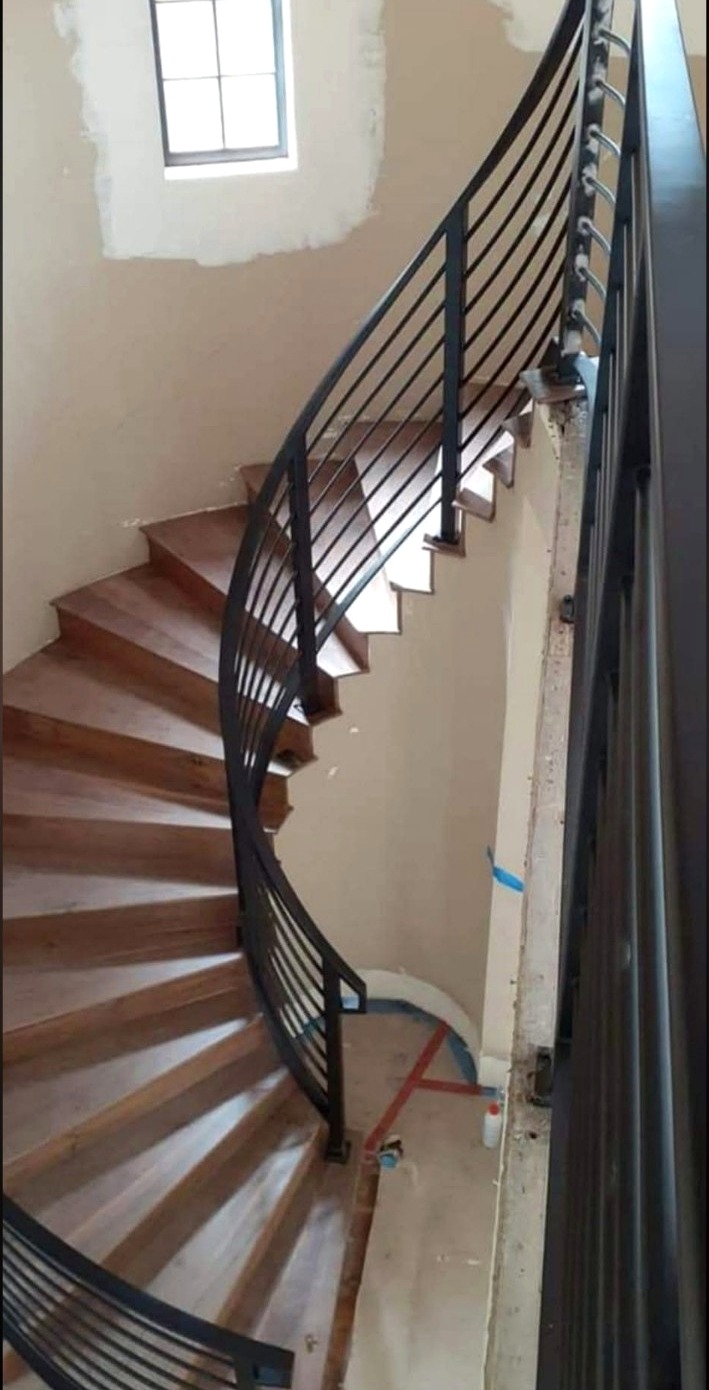 Scară curbată și balustradă, vedere generală