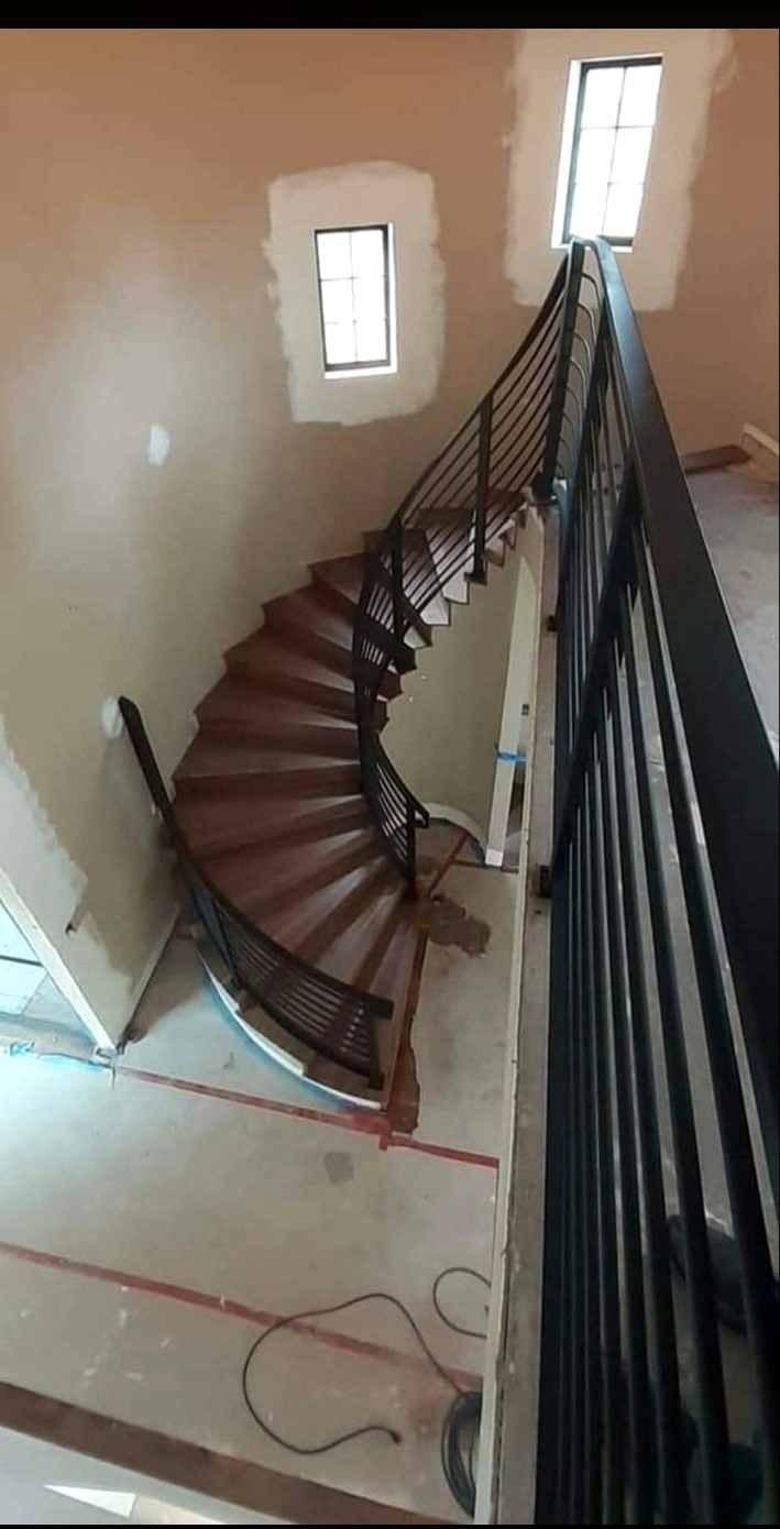 Detaliu scară curbată și balustradă