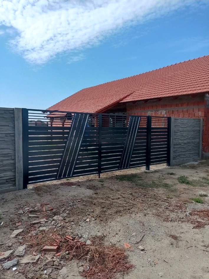 Poartă metalică neagră cu inserții diagonale