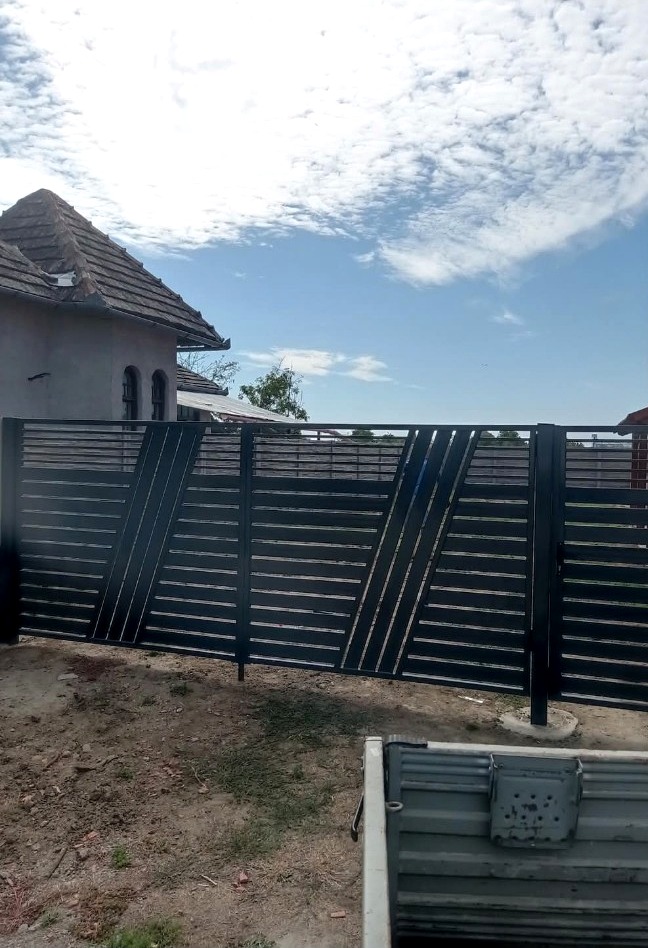 Poartă neagră cu inserții diagonale, vedere frontală