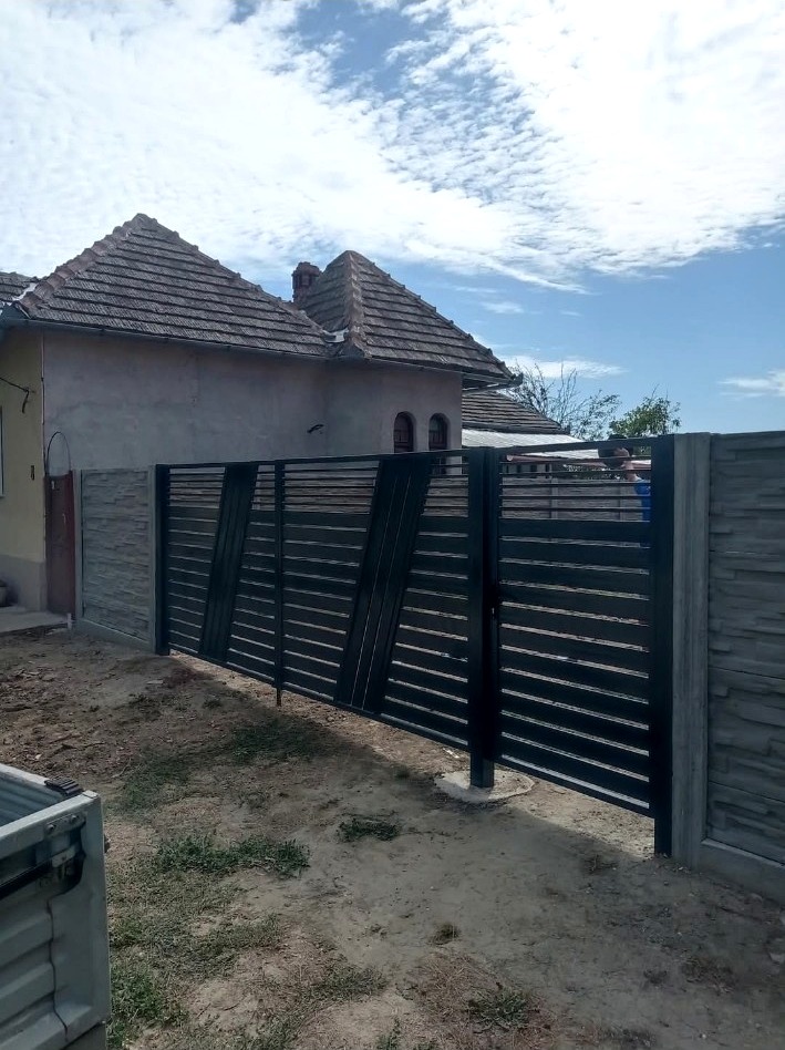 Poartă neagră cu inserții diagonale, vedere laterală